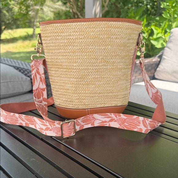 Stella and Dot woven bucket bag with guitar strap - Picture 2 of 7